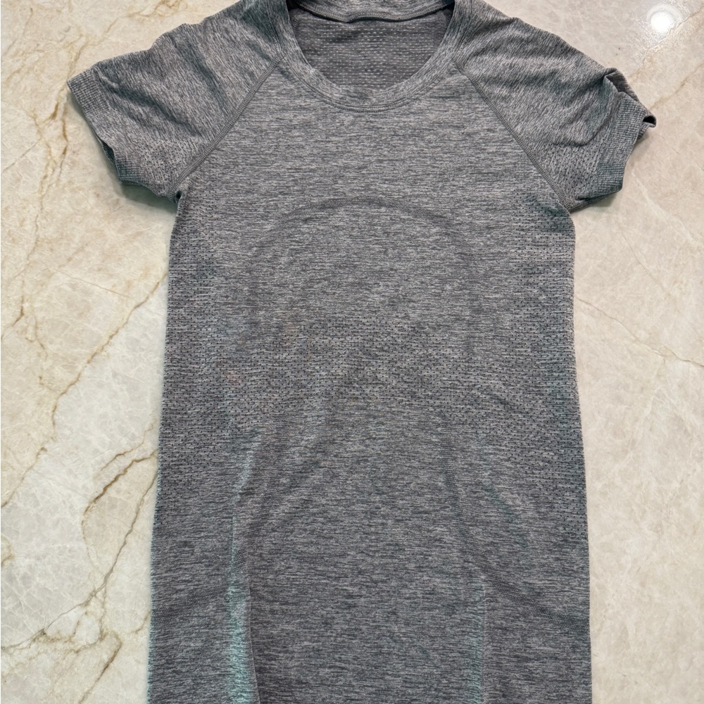Lululemon Swiftly Tech Short-Sleeve Shirt 2.0 hip length SIZE 2